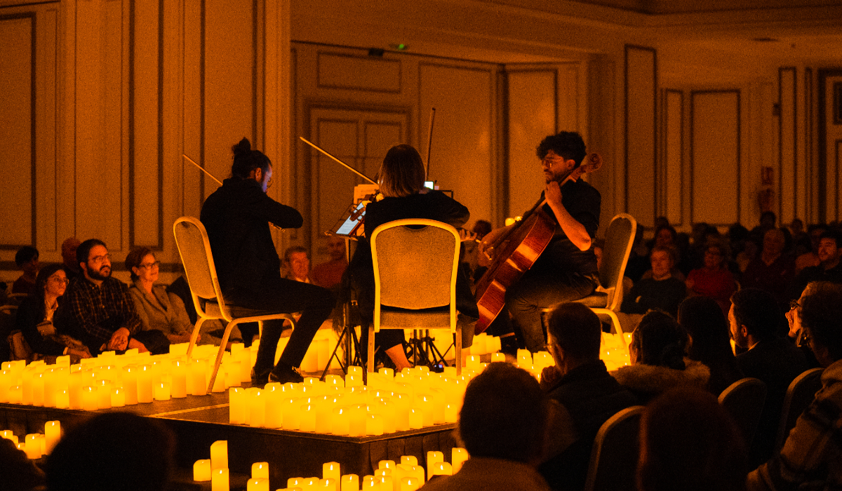 Photo d'un quatuor à cordes éclairé par des bougies