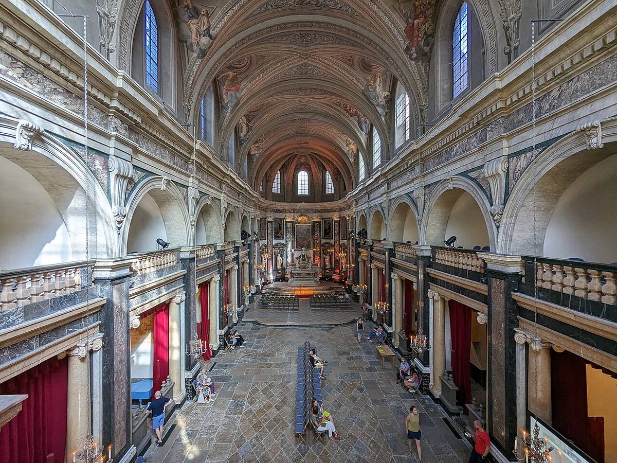 Photo de l'intérieur de la Chapelle de la Trinité