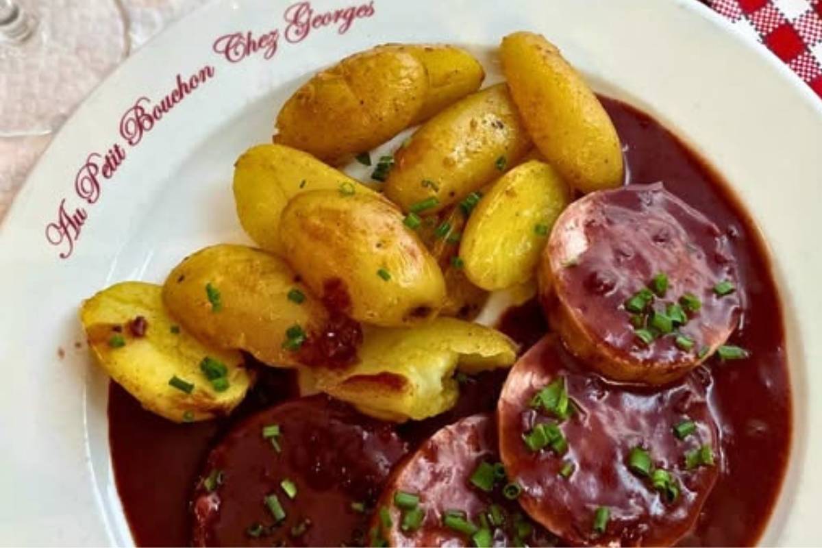 Le Saucisson Chaud au vin Rouge