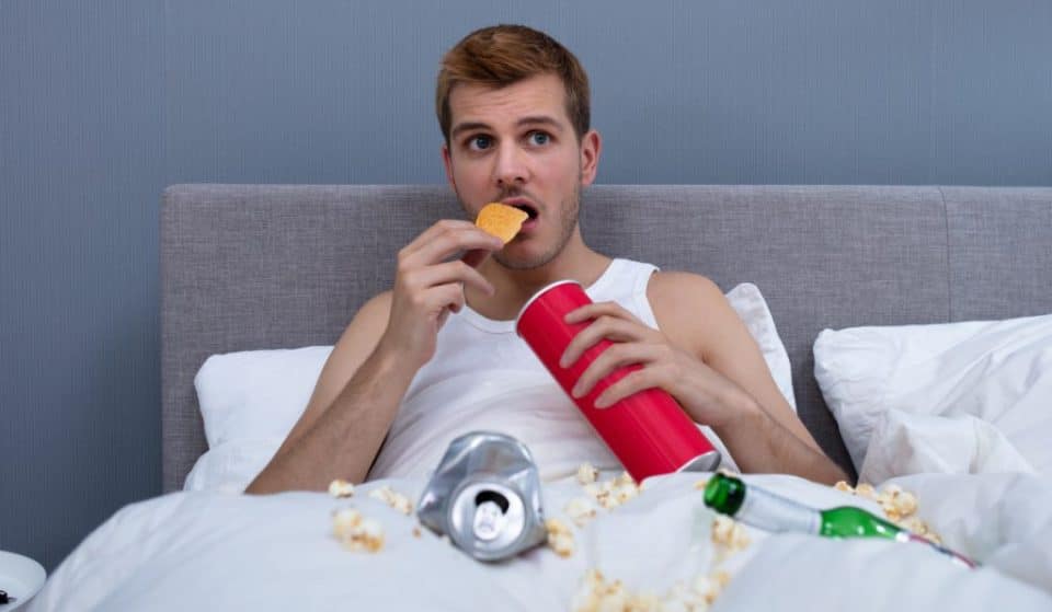 50% des hommes célibataires attendent 4 mois avant de changer leurs draps sales