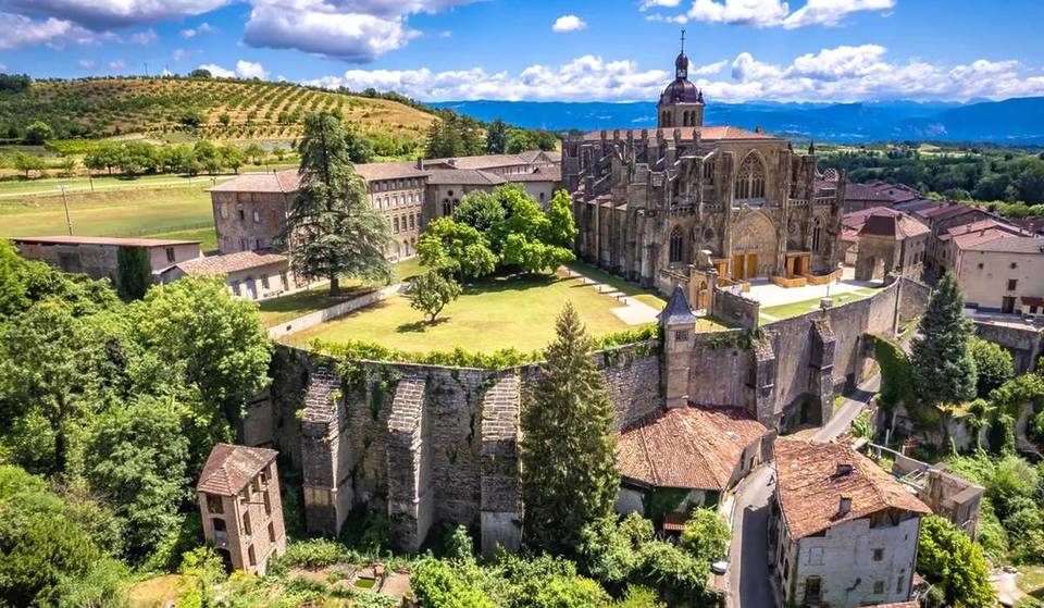 À 1h30 de Lyon, découvrez le “Village préféré des Français 2025”… et c’est un véritable joyau médiéval !