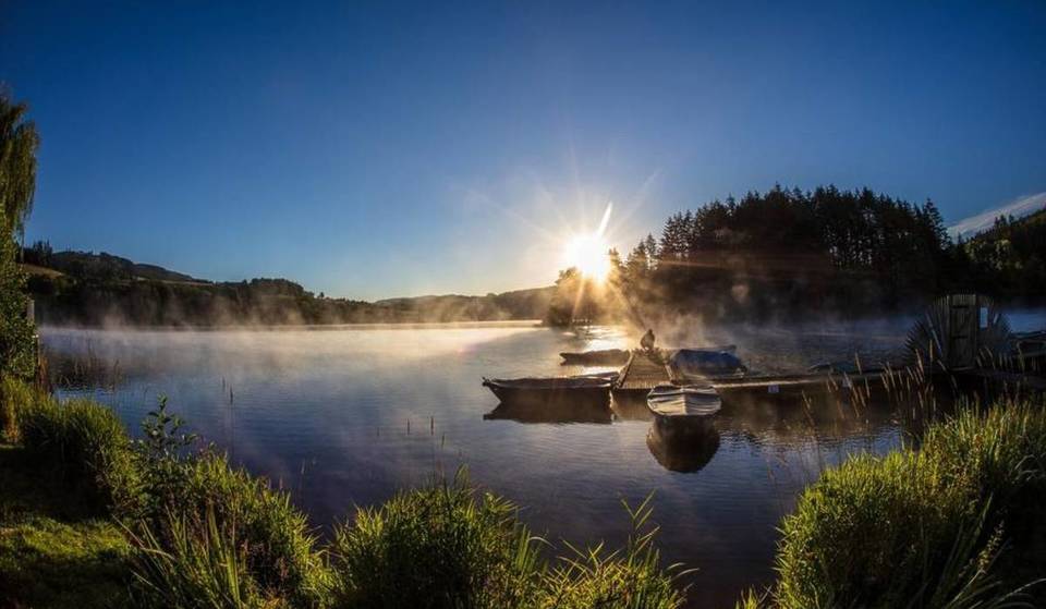 Ni le lac d’Annecy ni celui du Bourget – ce paradis caché à 1h de Lyon abrite la plus grande baignade biologique d’Europe