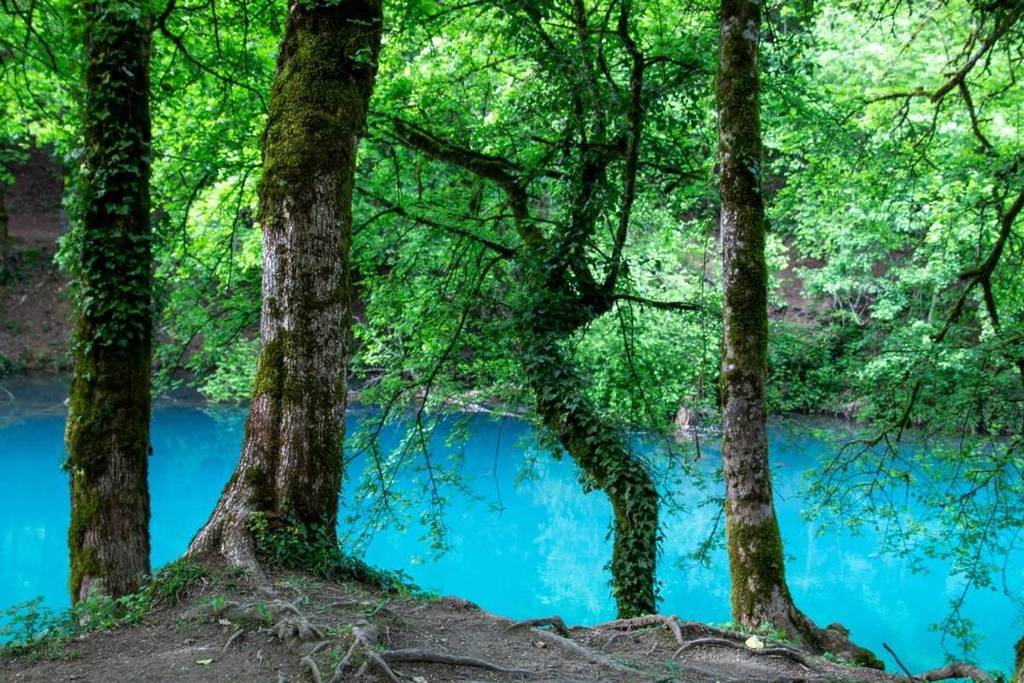 25 minutes by train from Lyon, a lake as blue as the waters of the Caribbean