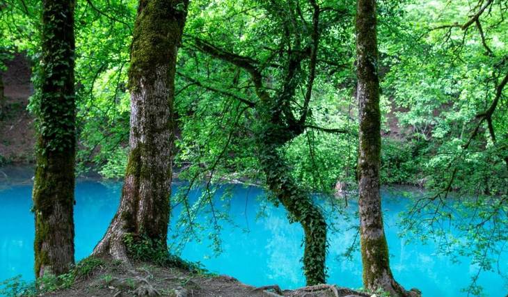 À 25 min en train de Lyon se cache un lac aussi bleu que les eaux des Caraïbes