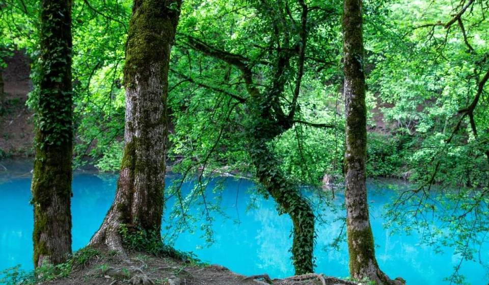 25 minutes by train from Lyon, a lake as blue as the waters of the Caribbean