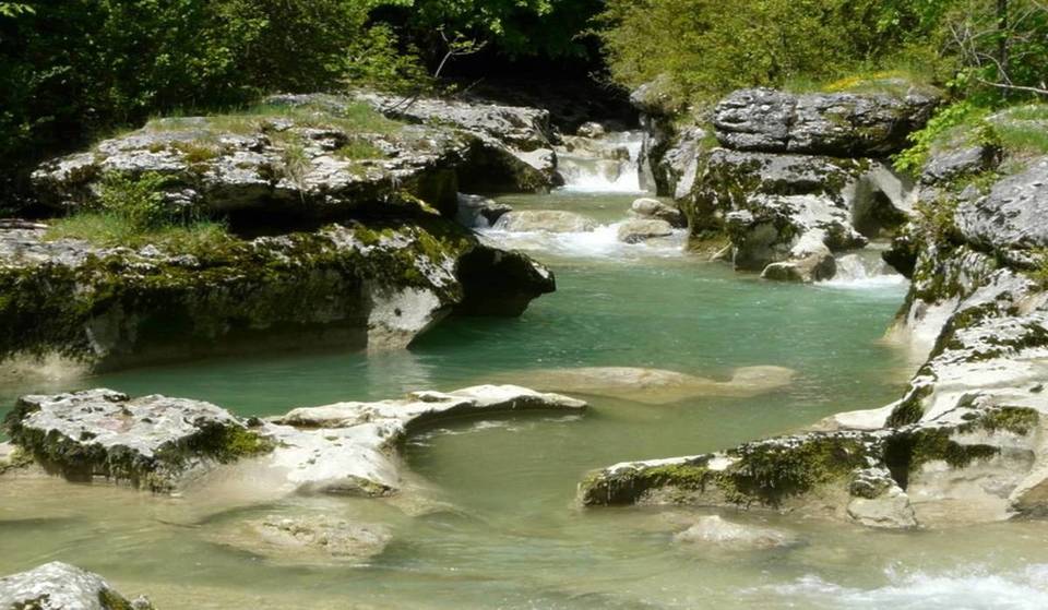 1h30 from Lyon &#8211; Discover a secret canyon with turquoise waters nestled in the heart of lush nature