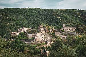 À 1h de Lyon, cette magnifique cascade se trouve au pied de l’un des plus beaux villages médiévaux de la région
