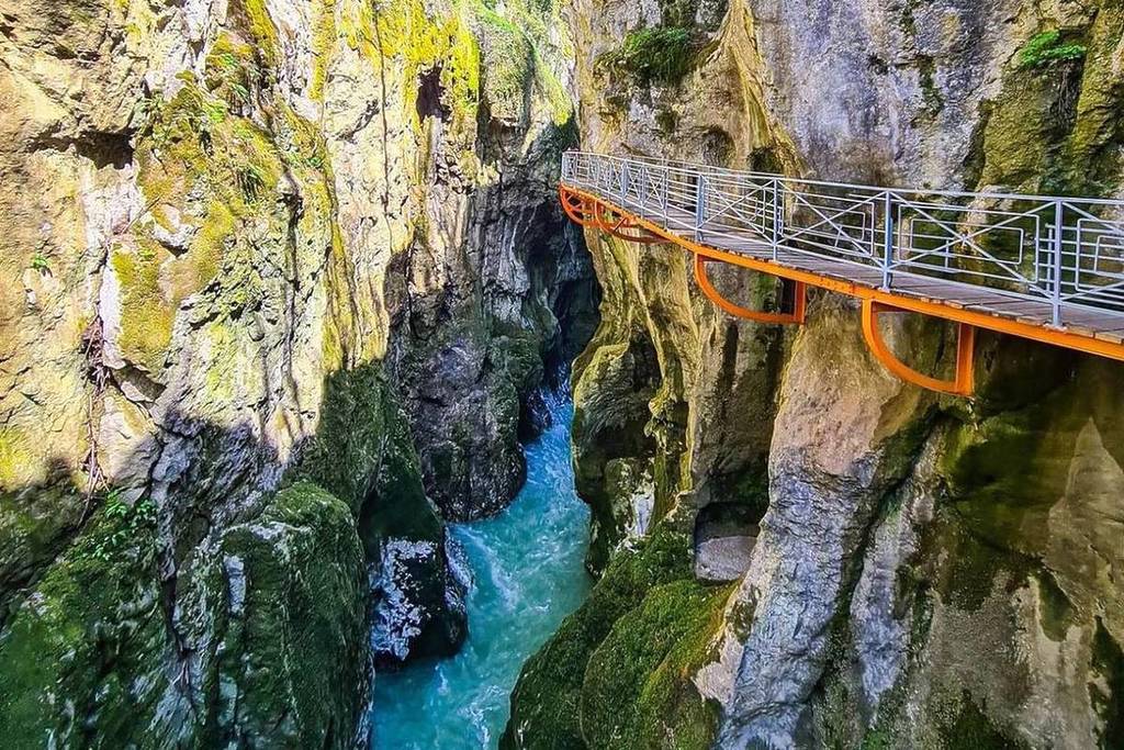 Moins touristiques et plus authentiques, à 1h30 de Lyon, ces gorges remplacent parfaitement les Gorges du Verdon