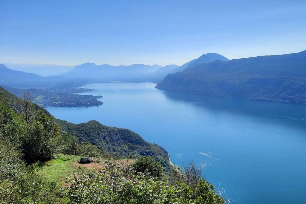 France’s largest natural lake just 1h30 from Lyon