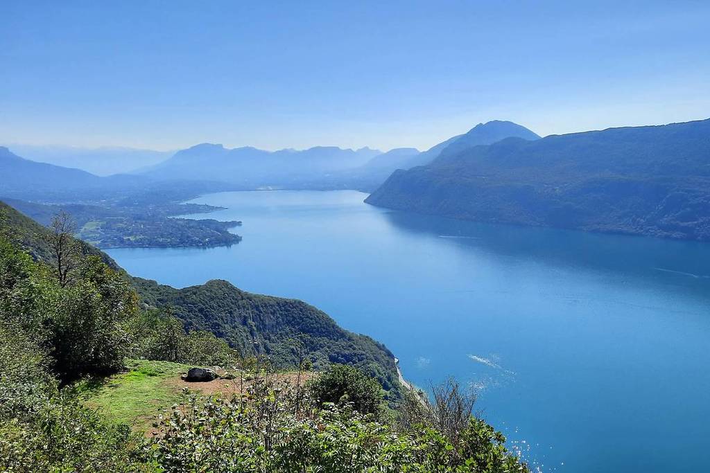 Le plus grand lac naturel de France est à seulement 1h30 de Lyon