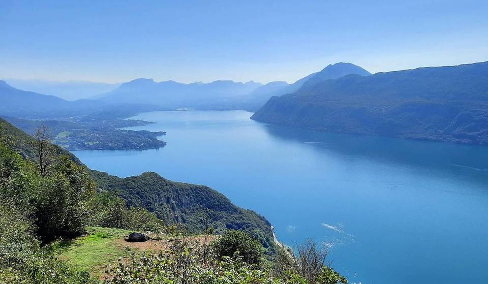 Le plus grand lac naturel de France est à seulement 1h30 de Lyon