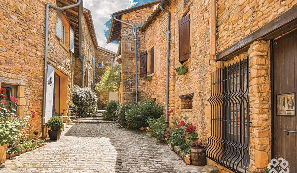 À 30 km de Lyon, cette commune médiévale est la seule labellisée “Plus Beaux Villages de France” dans le Rhône