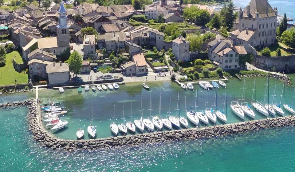 À 2h de Lyon, ce tout petit village en bord de lac abrite pourtant l’un des plus beaux jardins de France