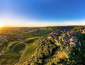 À 2h de Lyon, ce petit village de 150 habitants est pourtant le berceau d’un vin unique au monde
