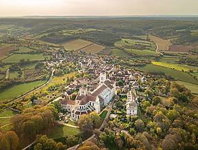 Ce village de moins de 500 habitants abrite pourtant une basilique unique au monde ; elle est d’ailleurs le premier site français à avoir été inscrit au patrimoine mondial de l’UNESCO