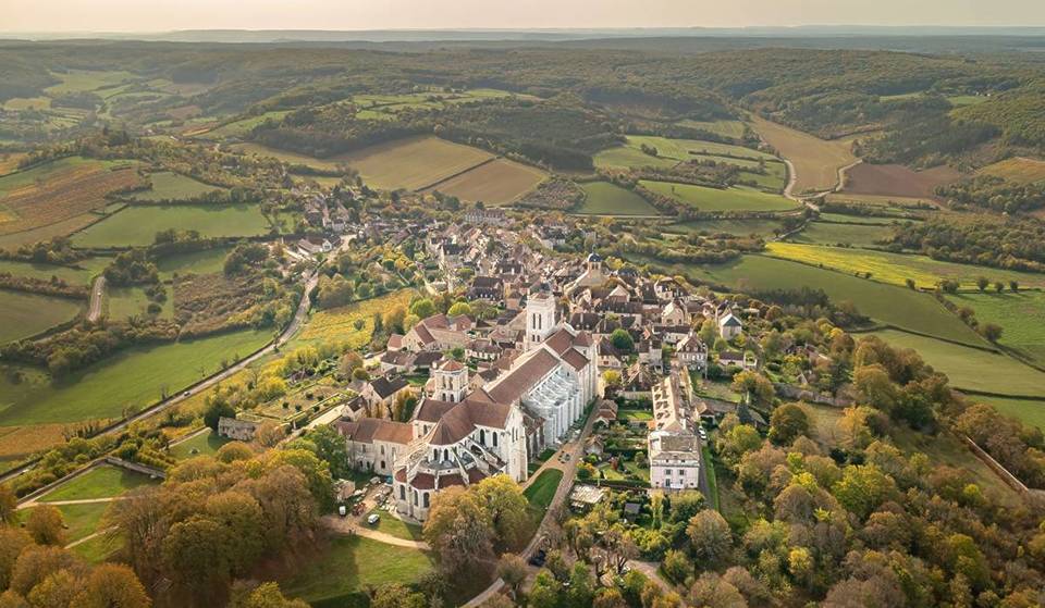 Ce village de moins de 500 habitants abrite pourtant une basilique unique au monde ; elle est d’ailleurs le premier site français à avoir été inscrit au patrimoine mondial de l’UNESCO