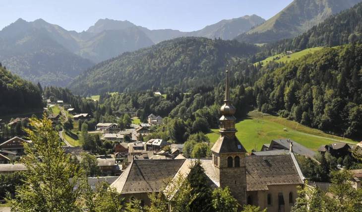 À 3 h de Lyon, ce village d’alpage produit un fromage parmi les meilleurs au monde et abrite une abbaye millénaire absolument sublime