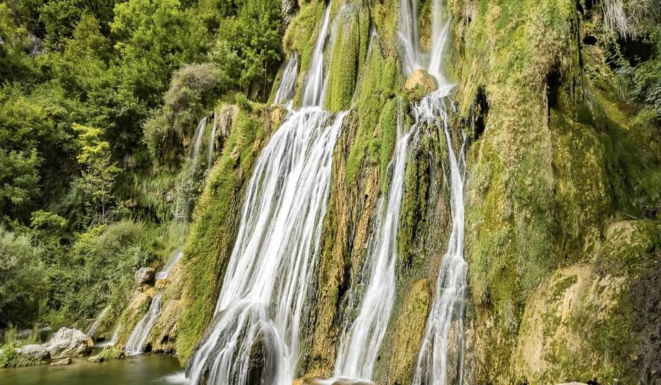 An hour&#8217;s drive from Lyon, this secret getaway reveals a vertiginous 60-metre waterfall in an absolutely marvellous listed and protected site&#8230;