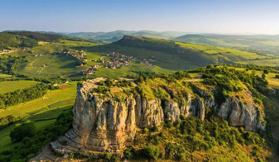 À 1h de Lyon, ce site spectaculaire unique en France séduit autant pour son panorama comparable à Monument Valley que pour ses grands crus, parmi les plus réputés au Monde