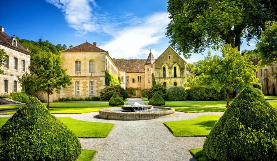 À moins de 3h de Lyon, l’une des plus anciennes abbayes au monde défie le temps depuis plus de 900 ans. Classée au patrimoine mondial de l’UNESCO, elle doit sa préservation remarquable à une famille lyonnaise qui veille sur elle depuis plus de deux siècles.