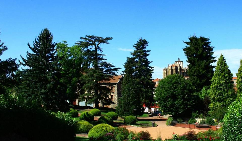 Aux portes de Lyon, cette commune médiévale nichée dans les monts du Lyonnais est considérée entre autres comme la capitale… du saucisson sec !