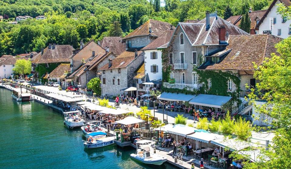 À 1h30 de Lyon, ce village pittoresque et médiéval est surnommé la Petite Venise de Savoie. Son histoire remonte même à l’époque romaine puisque Jules César y serait passé…