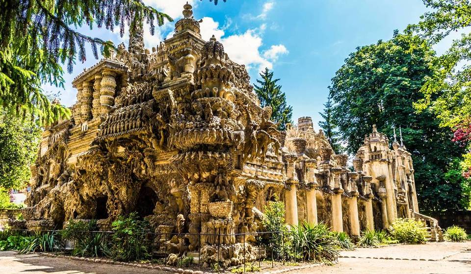 À seulement 1h de Lyon, ce joyau architectural du XIXᵉ siècle offre un cadre culturel unique, bordé par la forêt sauvage
