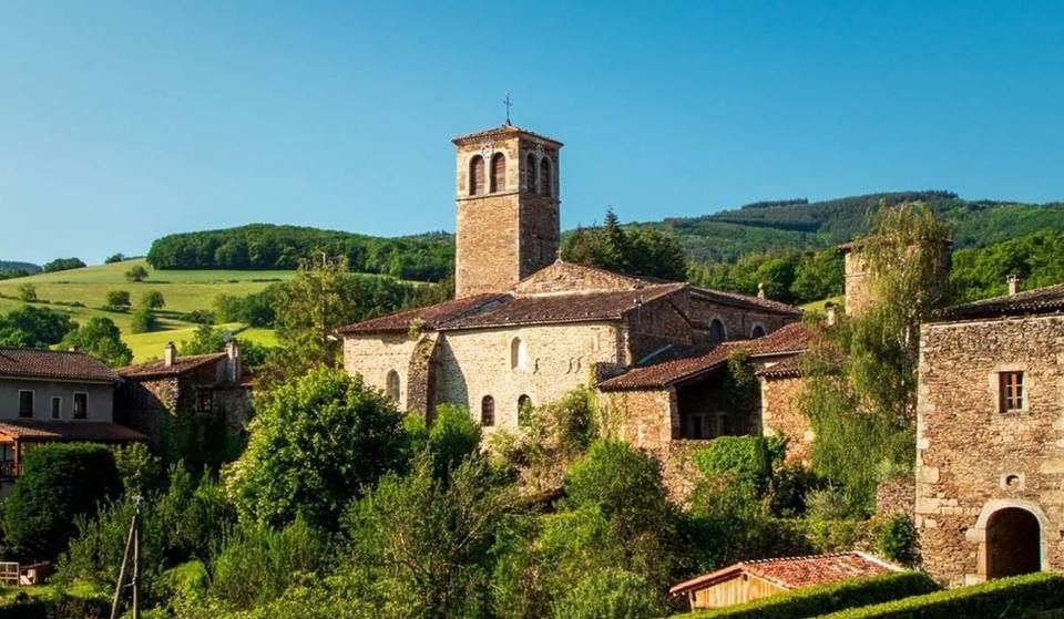 À 50 minutes de Lyon, ce petit village médiéval de moins de 500 habitants possède une particularité unique en France et vient d’intégrer le cercle très fermé du classement 2025 du prestigieux journal britannique The Times