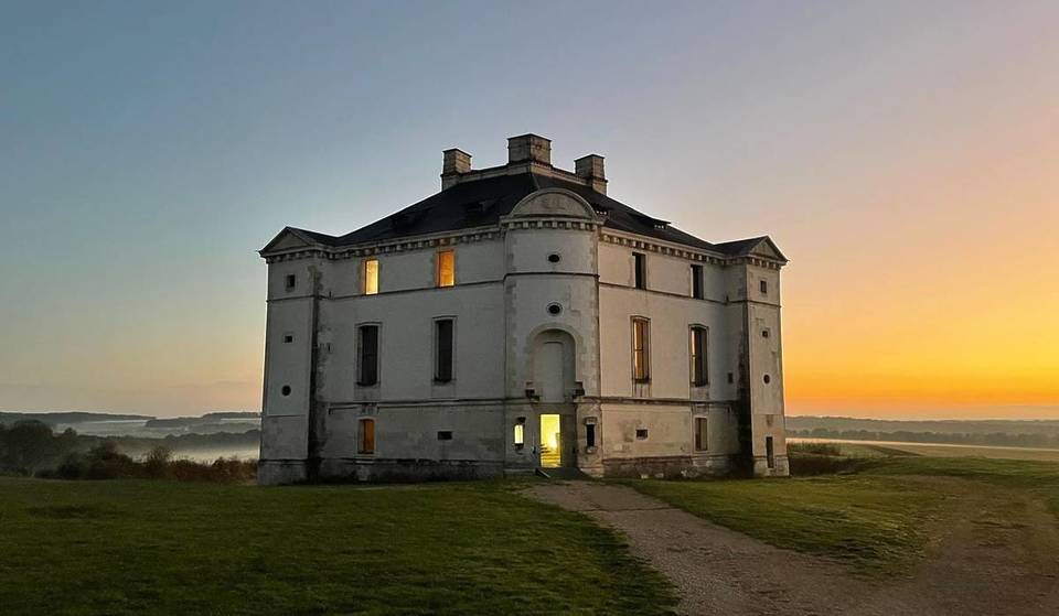 Ce château de la Renaissance est unique en son genre, notamment par sa forme pentagonale et son escalier monumental, qui ne trouve aucun équivalent dans le monde &#8211; un trésor pourtant peu connu, à découvrir à 3h de Lyon