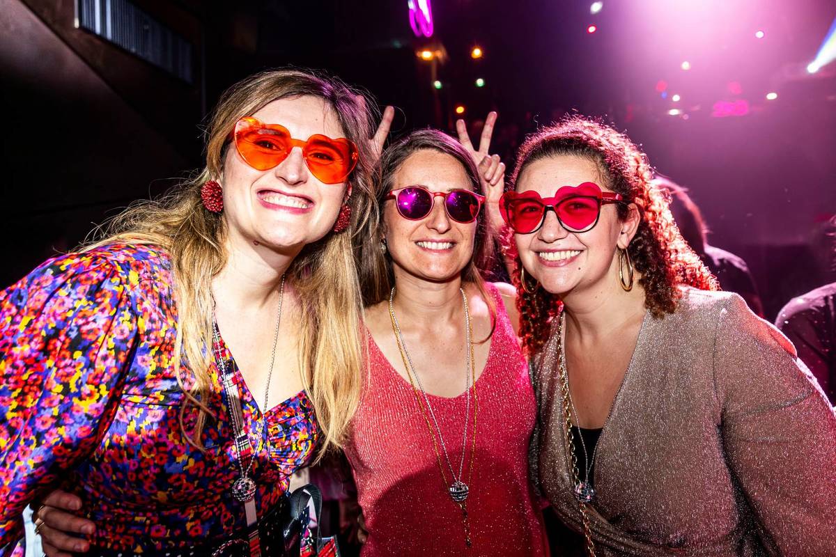 Soirée dansante sur le thème d'ABBA : 3 femmes avec des lunettes rétro assistent à Gimme Gimme Disco à Paris