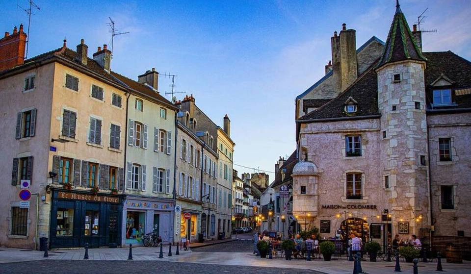 À 1h30 en TER de Lyon, cette ville est réputée dans le monde entier pour ses vignobles &#8211; Louis de Funès et Bourvil y ont tourné l’un des plus gros succès cinématographiques de tous les temps