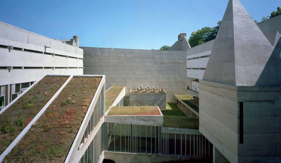 Aux portes de Lyon, cet édifice absolument unique au monde est inscrit au patrimoine mondial de l’UNESCO &#8211; il est l&rsquo;œuvre du plus grand architecte de son temps, Le Corbusier