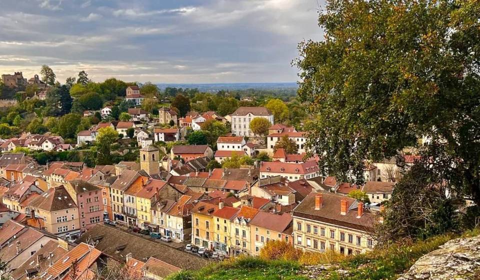 Just 50 minutes from Lyon, this medieval town of 3,500 inhabitants boasts no fewer than 21 listed monuments, one of the highest densities in France.