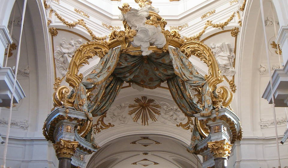 Véritable merveille Baroque lyonnaise, ce trésor de la Croix-Rousse classé monument historique possède le baldaquin italien le plus spectaculaire de France