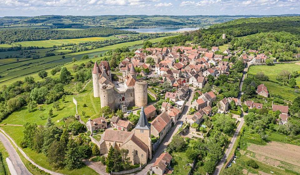 À 2h de Lyon, ce tout petit village médiéval de moins de 100 habitants fait partie des plus beaux villages de France &#8211; Claude Lelouch y tournera l’un de ses films les plus emblématiques avec Jean-Louis Trintignant et Annie Girardot