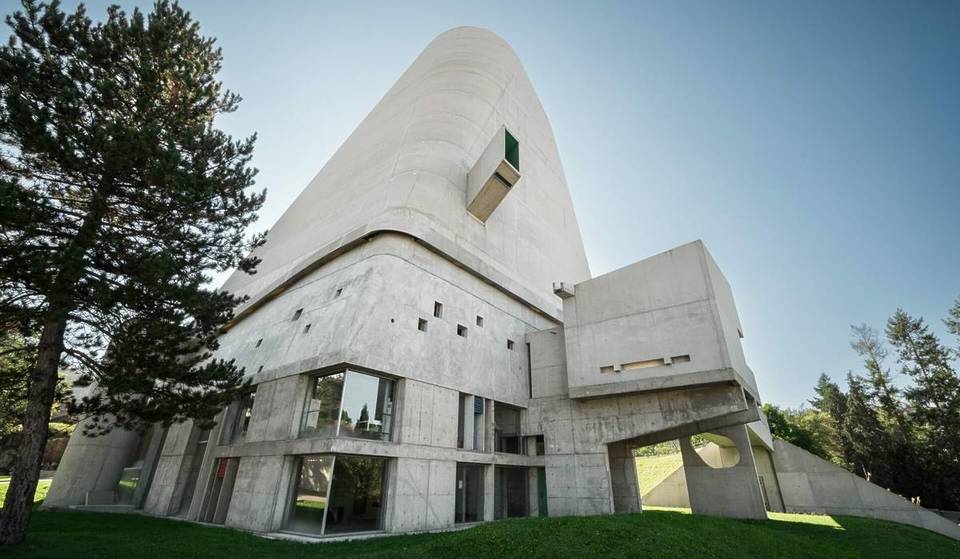 À 70 km de Lyon, cette église est dotée d’une architecture à peine croyable partant d’un carré pour finir en cercle &#8211; elle est l’ultime chef d’œuvre du Corbusier, le plus grand architecte de son temps.