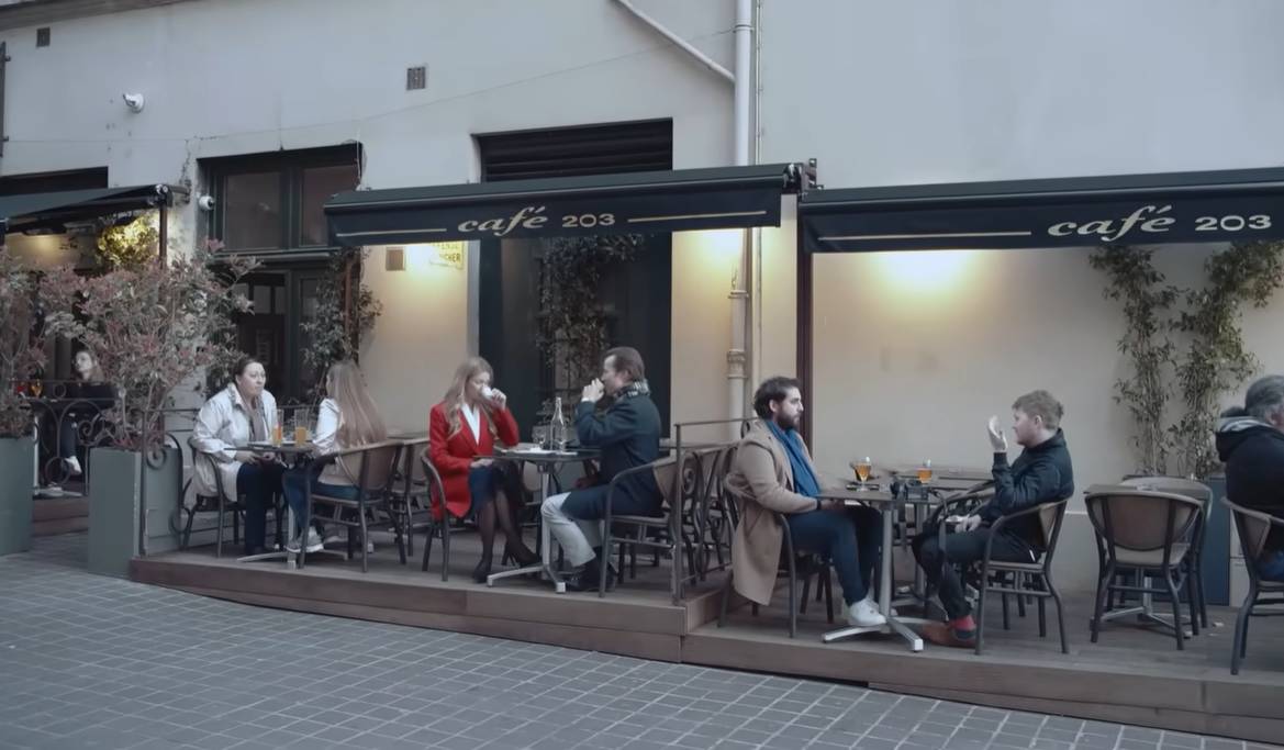 Photo de couples assis en terrasse d'un bar