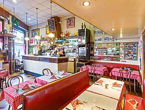 Créé dans les années 40, ce bar à vins transformé en bouchon est le nouveau champion de la gastronomie lyonnaise en venant d’être  élu meilleur bouchon 2025 &#8211; sa localisation va vous surprendre