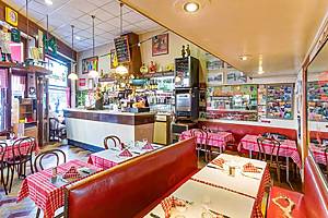 Créé dans les années 40, ce bar à vins transformé en bouchon est le nouveau champion de la gastronomie lyonnaise en venant d’être élu meilleur bouchon 2025 – sa localisation va vous surprendre