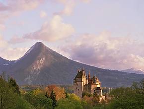 À 2h de Lyon s’ouvre ce week-end l’un des plus beaux marchés de Noël &#8211; il a lieu dans un château millénaire qui aurait inspiré Walt Disney pour son grand classique, La Belle au bois dormant