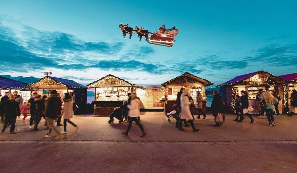 À 2h30 de Lyon, ce marché de Noël féérique au bord d’un lac est l’un des plus beaux d’Europe – et le Père Noël y arrive en traîneau volant !