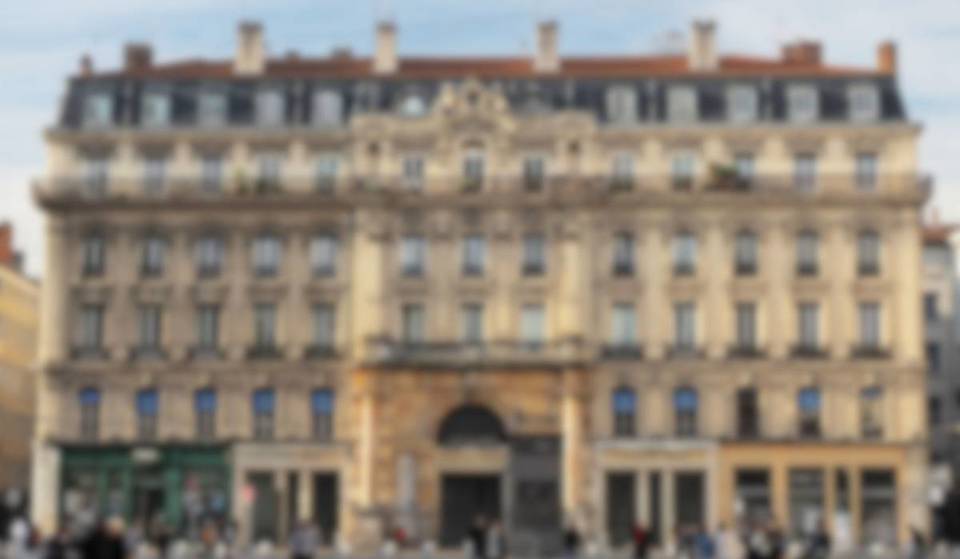 À Lyon, vous passez devant tous les jours sans le savoir : derrière cette porte de la place des Terreaux se cache un lieu secret de 1200 m² fermé depuis 30 ans