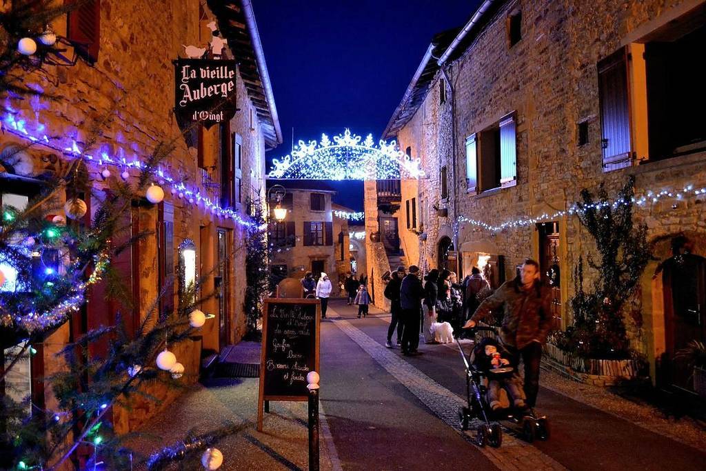 Gratuit dès ce week-end : ce village médiéval à 30 km de Lyon devient un véritable calendrier de l’Avent géant avec 200 crèches cachées – c’est l’un des plus beaux villages de France