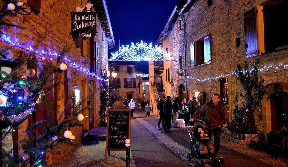 Gratuit dès ce week-end : ce village médiéval à 30 km de Lyon devient un véritable calendrier de l&rsquo;Avent géant avec 200 crèches cachées – c&rsquo;est l&rsquo;un des plus beaux villages de France