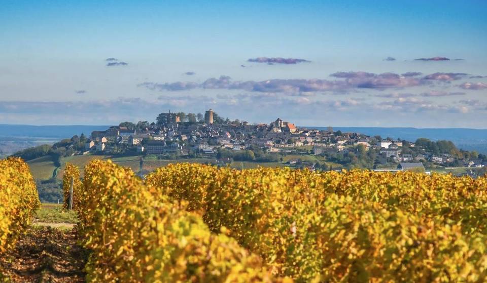 C’est officiel : ce village médiéval à 3 h de Lyon est l’unique site en France dans le Top 50 du classement mondial des destinations 2026 selon le Travel + Leisure – il produit l’un des meilleurs vins au monde