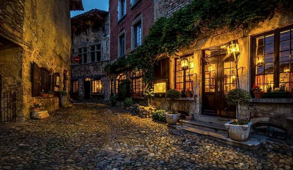 À 30 min de Lyon, l’un des plus beaux villages de la région organise ce weekend son traditionnel marché de Noël avec pas moins de 100 artisans et créateurs présents – et c&rsquo;est gratuit !