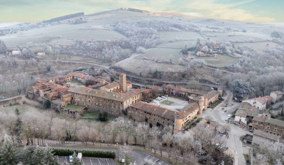 À 50 minutes de Lyon, ce village de moins de 500 habitants est l’un des plus beaux de France – il accueille dès samedi une crèche en son et lumière spectaculaire