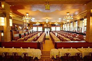 Avec 1000 couverts par service, cette brasserie lyonnaise est non seulement la plus grande de France, mais aussi le plus vieux restaurant de la Capitale des Gaules