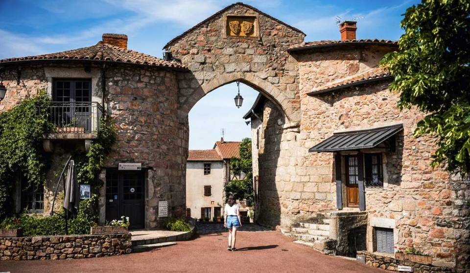1 h 30 from Lyon, this small medieval village of 280 inhabitants has been awarded the “Villages et cités de caractère” label, and is one of the best preserved in the region, with buildings dating back to the 13th century.