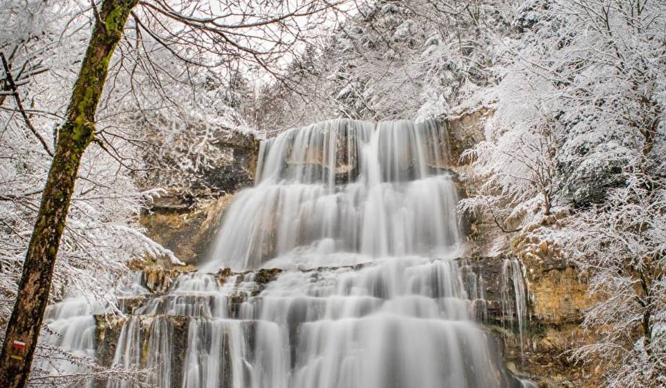 Neither in Canada nor in New Zealand, this listed site is home to no fewer than 31 waterfalls, including two cascades over 60 metres high, and is only 2 hours from Lyon – the spectacle is even more enchanting in winter!